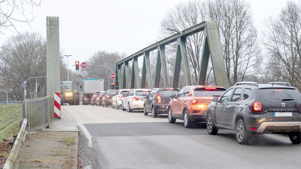 Auf der Kamper Brücke über den Küstenkanal ist kein Platz für Fußgänger und Radfahrer. Alle Parteien im Rat fordern jetzt Informationen und Aktionen von der Verwaltung. Foto: Archiv/Stix