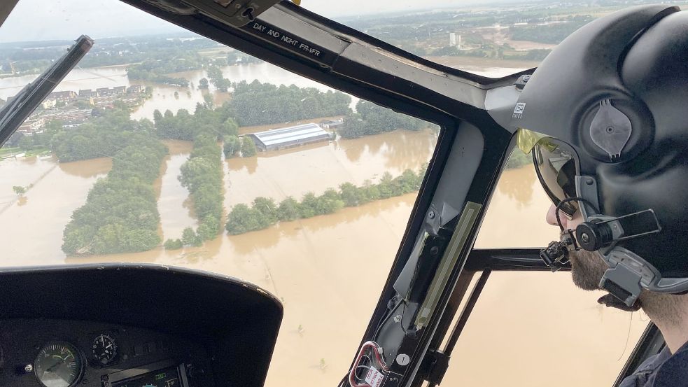 Land unter! Dieser Hubschrauber der Northern Helicopter GmbH aus Emden war im vergangenen Sommer im Hochwasser-Einsatz, wie das Unternehmen mitgeteilt hat. Die Crew war zur Evakuierung eines Krankenhauses im Raum Erftstadt eingesetzt. Foto: Northern Helicopter GmbH
