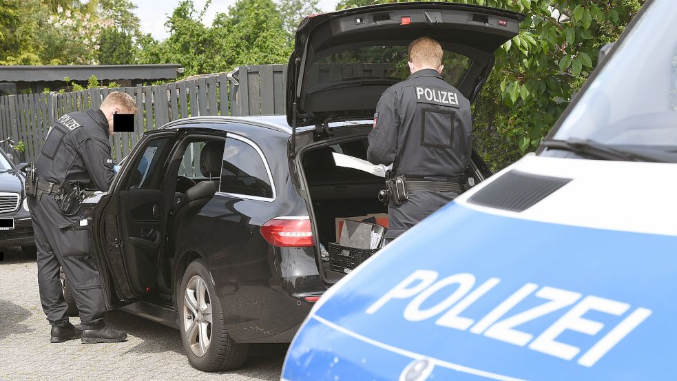 Die Ermittler durchsuchten am Dienstag auch die Mercedes-Kombis eines Spielers. Foto: Ellinger