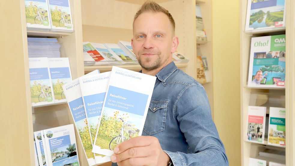 Die neueste Ausgabe des Reiseführers für das Erholungsgebiet Barßel-Saterland präsentiert der Geschäftsführer der Barßeler Touristik, Jens Lindstädt. Foto: Passmann