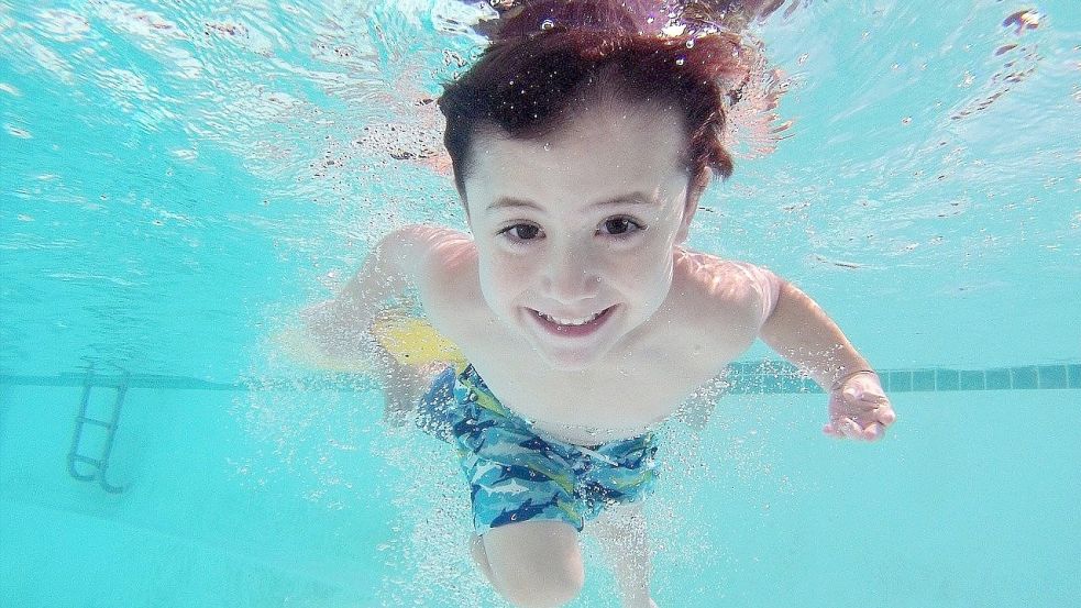 Wegen der Wartung des Hubbodens müssen Papenburger im August eine Schwimmpause einlegen. Symbolfoto: Pixabay