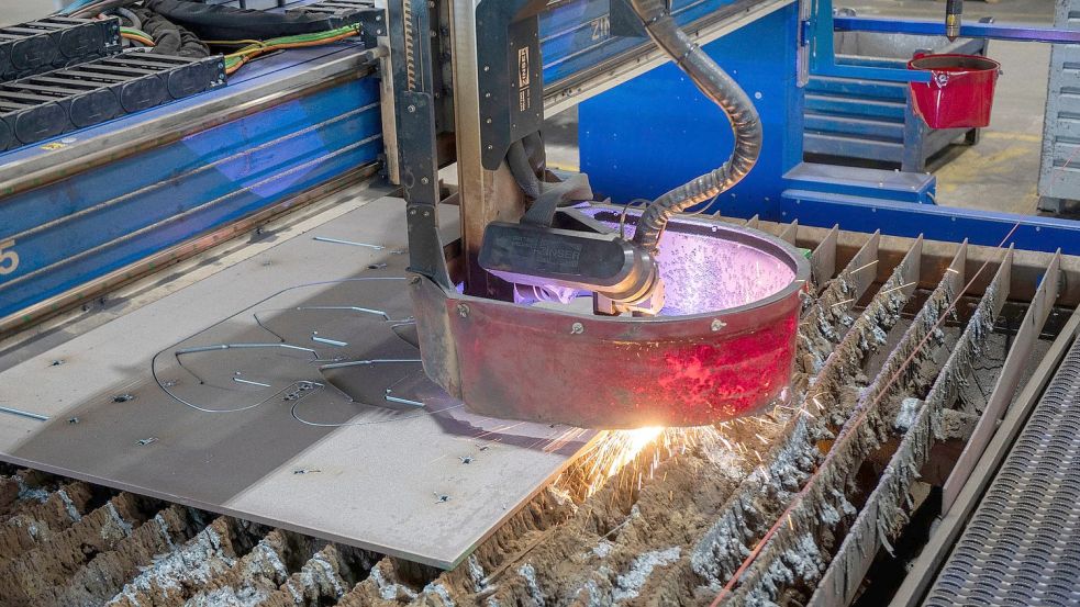 Eine Maschine schneidet bei einem Maschinenbauer aus Stahlplatten Werkstücke. Zunehmende Handelsbarrieren erschweren die Geschäfte europäischer Maschinen- und Anlagenbauer außerhalb der Europäischen Union. Foto: Stefan Puchner/dpa