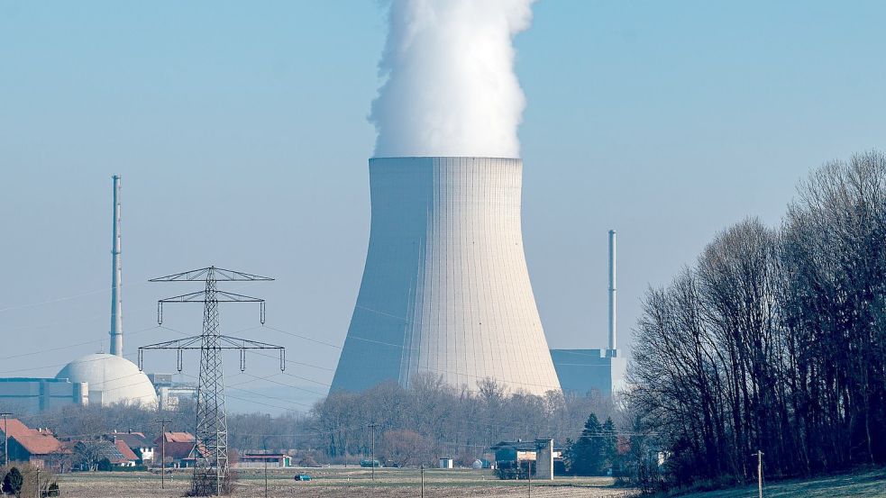 Wasserdampf steigt aus dem Kühlturm des Atomkraftwerks (AKW) Isar 2. Die Folgen des Ukraine-Kriegs heizen die Debatte über mögliche Laufzeitverlängerungen der deutschen Atommeiler immer wieder an. Foto: Armin Weigel/dpa