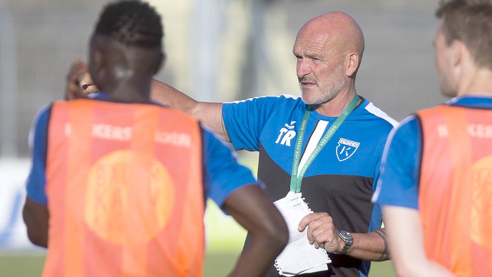 Trainer Stefan Emmerling leitete das Emder Auftakttraining gewohnt unaufgeregt.