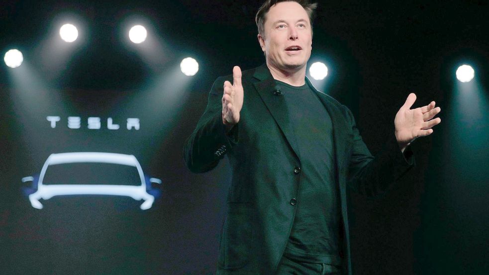 Tesla-Chef Elon Musk spricht vor der Enthüllung des Modell Y in Teslas Designstudio im US-Bundesstaat Kalifornien. Foto: Jae C. Hong/AP/dpa