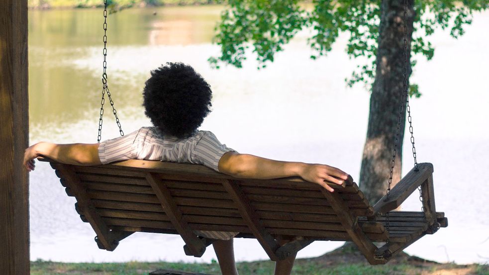 Arbeiten, um zu leben – oder leben, um zu arbeiten? Foto: Unsplash/La-Rel Easter (Symbolbild)
