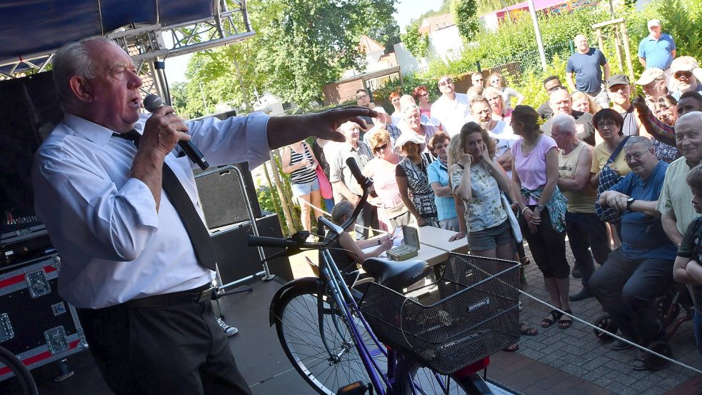 Am Samstag wird endlich wieder der Bottermarkt eröffnet. Eine Fahrrad-Versteigerung, wie 2019 mit Wübbo Pruin, wird es in diesem Jahr aber nicht geben. Fotos: Hellmers/Ammermann/Archiv