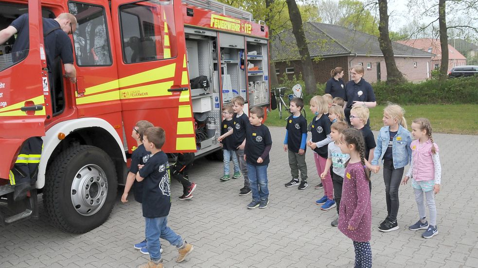 So sieht also ein Feuerwehrauto aus der Nähe aus: die Mitglieder der Logaer Kinderfeuerwehr auf Entdeckungstour. Foto: Feuerwehr Loga