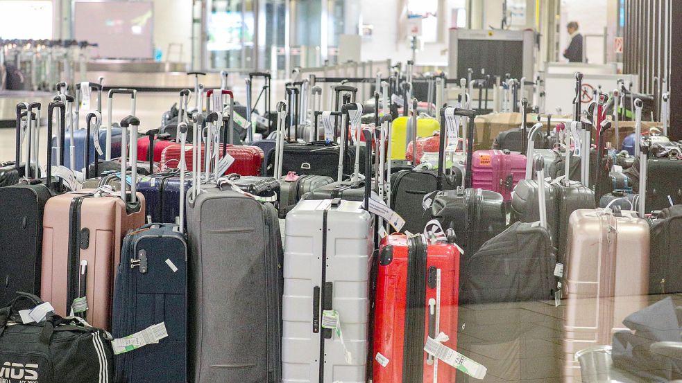 Machen vermutlich woanders Urlaub als ihre Besitzer: Gestrandete Koffer am Flughafen Hannover. Foto: Imago Images/localpic