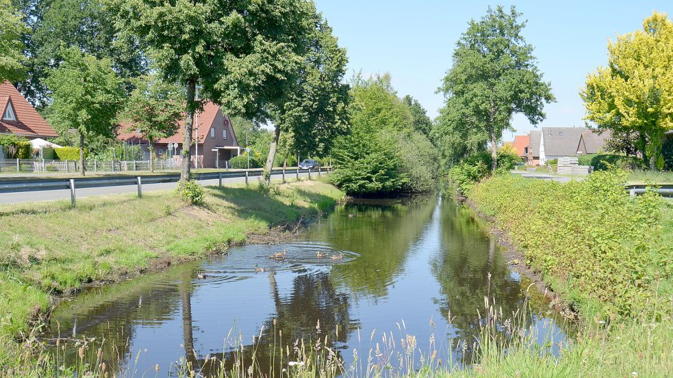 Der Barßeler Kanal - hier an der Einmündung der Ostendstraße - ist von der Hauptstraße und der Ankerstraße umgeben. Fotos: Fertig