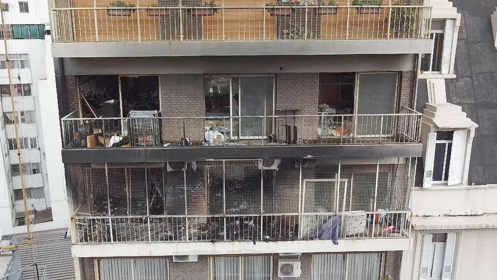 Blick auf das Wohnhaus nach einem schwerem Brand im Zentrum der argentinischen Hauptstadt. Foto: ---/telam/dpa