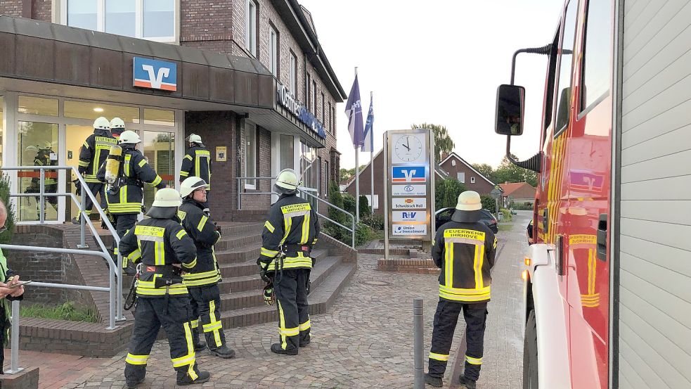 Die Feuerwehr Ihrhove rückte am Mittwochabend gegen 21.50 Uhr zur Filiale der Ostfriesischen Volksbank aus. Foto: Ammermann