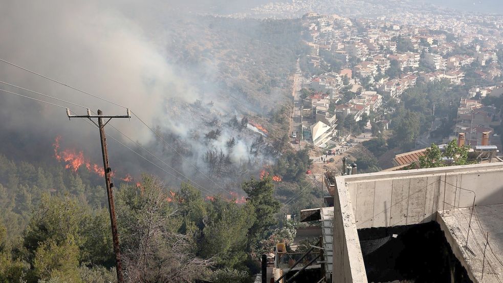 Ein Waldbrand auf einem Hügel im Athener Vorort Voula. Wegen fehlender Niederschläge und hoher Temperaturen steigt die Waldbrandgefahr in Griechenland. Foto: Yorgos Karahalis/AP/dpa