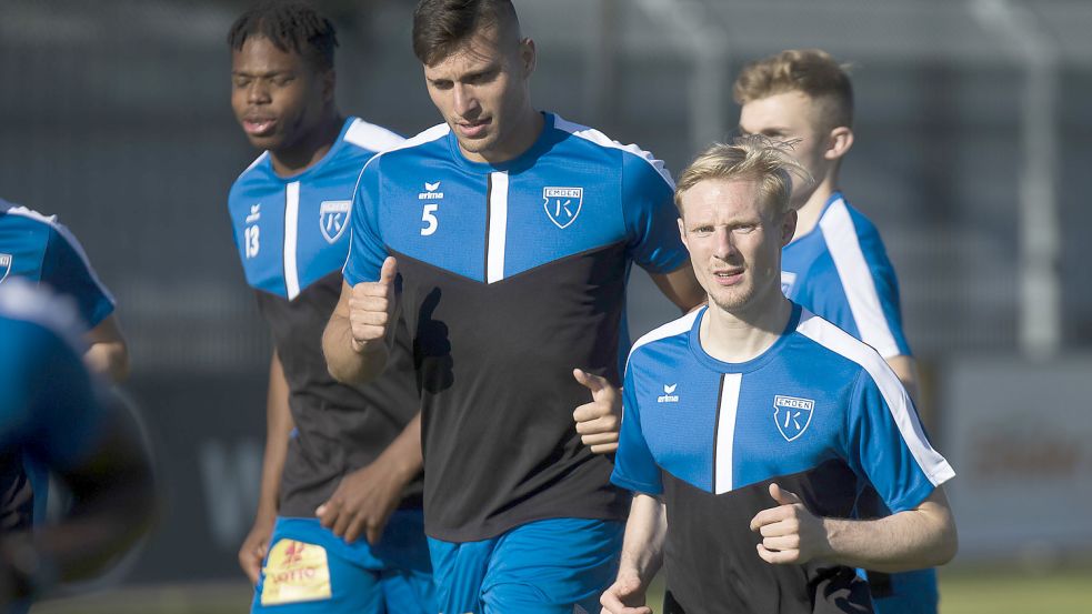 Nick Köster (vorne rechts) ist der kleinste Spieler im Kickers-Kader – aber der mit dem größten Namen. Foto: Doden/Emden