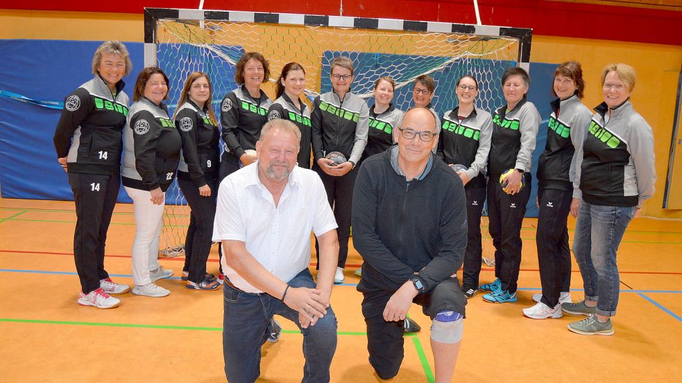 Bernd Goldenstein legt nach 14 Jahren das Traineramt der Damenmannschaft des FC Stern Völlenerfehn nieder. Sein Nachfolger ist auch sein Vorgänger: Norbert Robin aus Papenburg. Das Foto zeigt im Vordergrund Bernd Goldenstein (links) und Norbert Robin (rechts). Im Hintergrund sind die Handballerinnen des FC Stern Völlenerfehn zu sehen. Foto: Weers