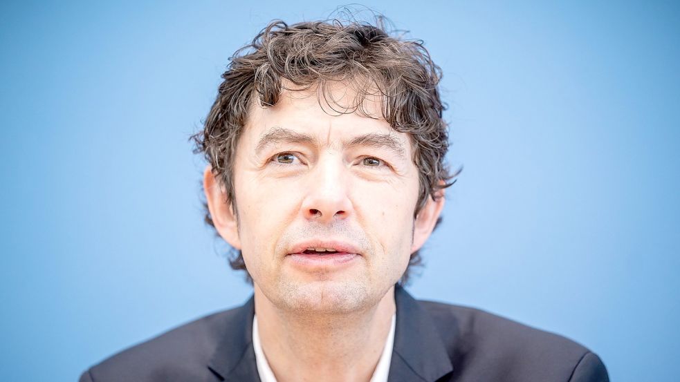 Christian Drosten, Direktor des Instituts für Virologie, Charité Berlin, befürchtet nach den Sommerferien sehr hohe Corona-Fallzahlen. Foto: Michael Kappeler/dpa