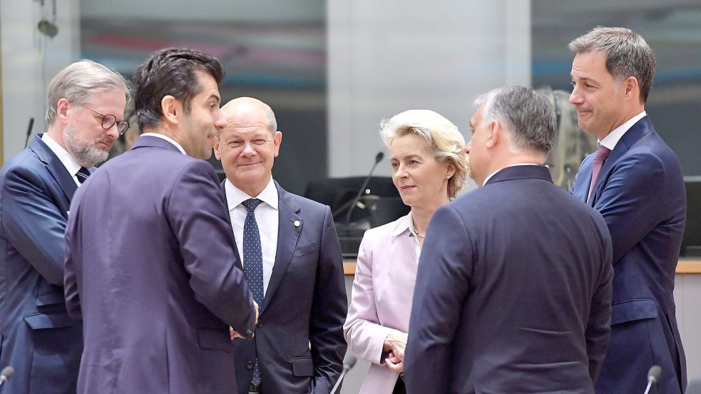 Petr Fiala (l-r), tschechischer Ministerpräsident, Kiril Petkov, bulgarischer Ministerpräsident Bundeskanzler Olaf Scholz, Ursula von der Leyen, Präsidentin der Europäischen Kommission, Viktor Orban, ungarischer Ministerpräsident, und Alexander De Croo, belgischer Ministerpräsident stehen während des EU-Gipfels zusammen. Foto: Geert Vanden Wijngaert/AP/dpa