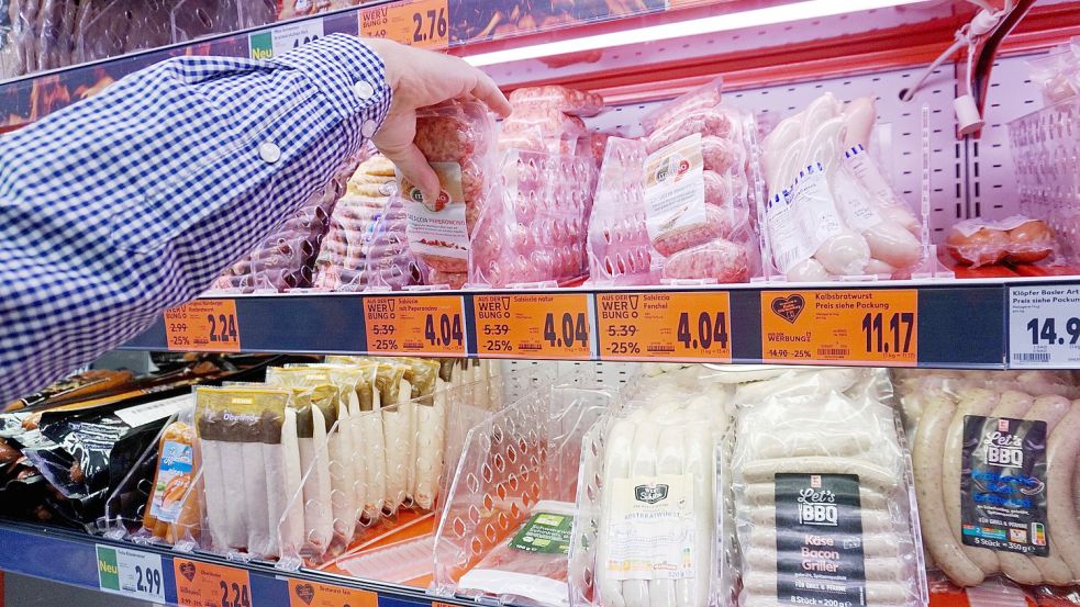 Volle Fleisch Regale in einem Supermarkt in Deutschland. Foto: IMAGO/MANUEL GEISSER
