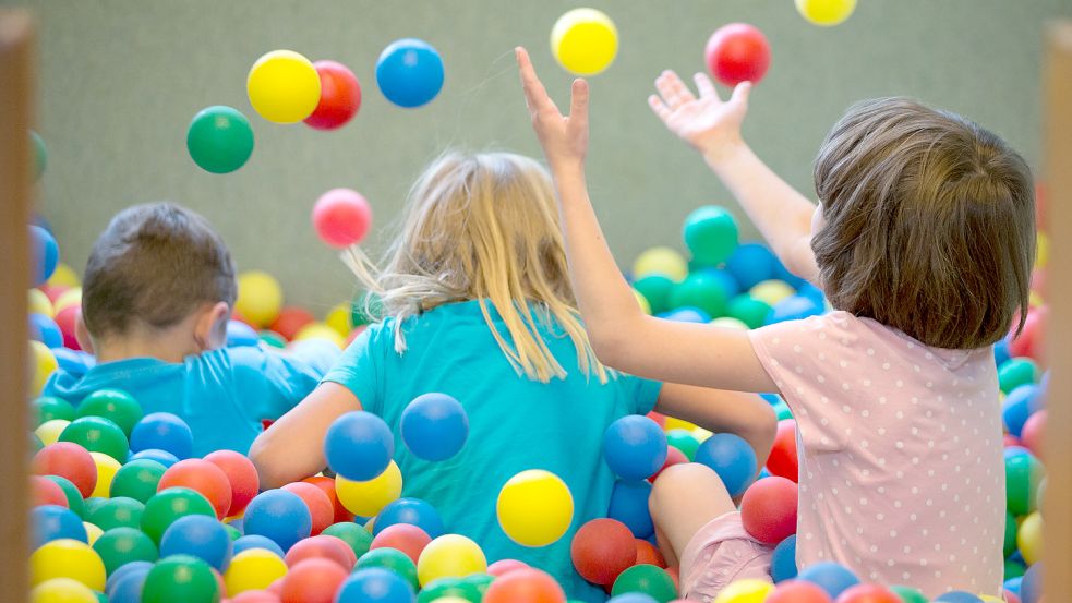 Kinder spielen in einem Bällebad in einer Kindertagesstätte. Foto: DPA