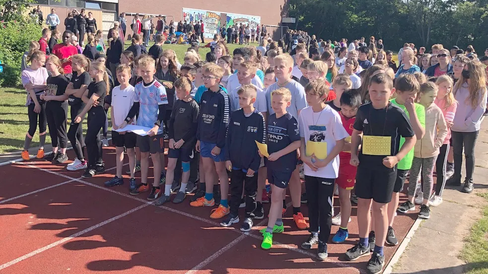 Schüler des Schulzentrums Collhusen und der Schule am Patersweg sind anlässlich eines Sponsorenlaufes in Collhusen unterwegs. Foto: Ammermann