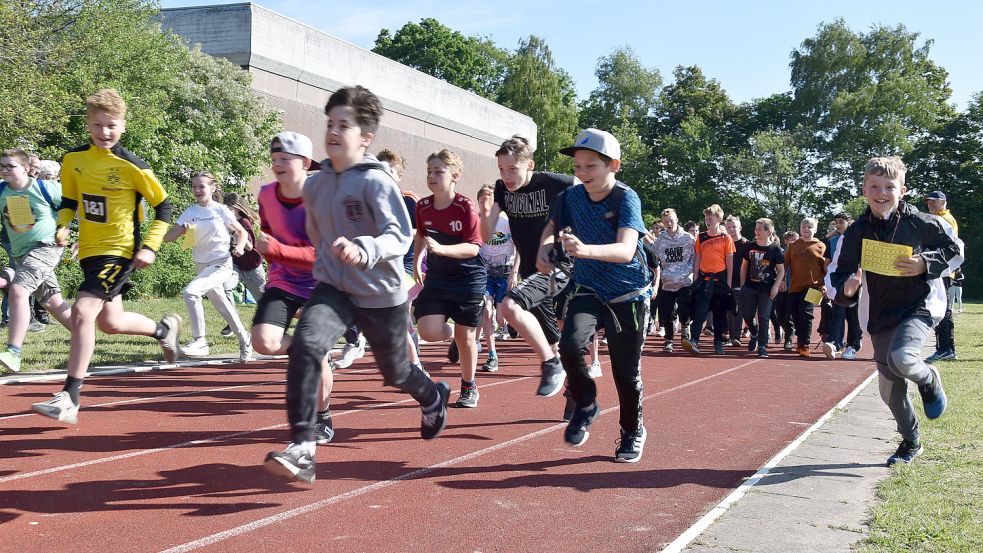 Alle paar Minuten gingen Schüler während des Sponsorenlaufs an den Start. Foto: Ammermann