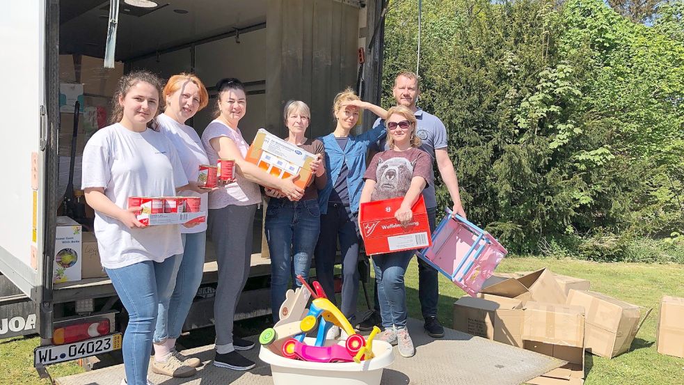 In Bollingen wurde der Transporter mit Hilfsgütern beladen. Michael Kröger (rechts) erhielt dabei tatkräftige Unterstützung von on Svetlana Rossomakha (von links), Hanna Shalivska, Anna Shalivska, Martina Beha, Hanna Bautina und Svetlana Voit. Foto: Kruse