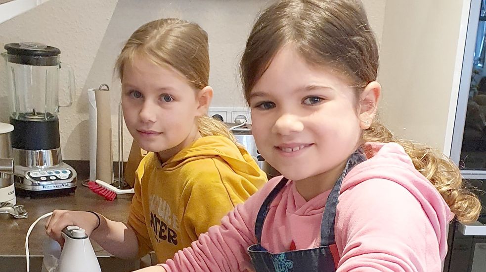 Malena Schulte (links) und Greta Robbers haben Muffins für den guten Zweck gebacken und verkauft. Foto: privat