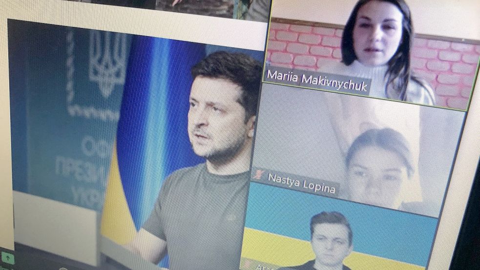 In einer Peer-Leader-Videokonferenz haben drei junge Ukrainer über die aktuelle Situation im Land berichtet. Links ist ein Foto von Präsident Wolodymyr Selenskyj zu sehen. Foto: Zein
