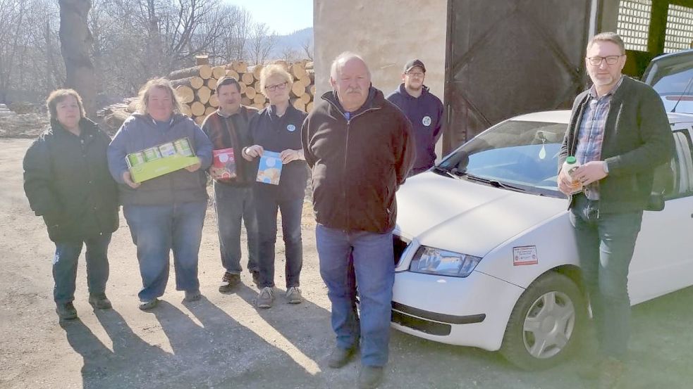 Vor Ort helfen (von links): Helena Wellens, Stefanie Wellens, Jatzek Matuskiewietcz (Rotes Kreuz Polen), Helena Strohschnieder, Hermann Wellens, Michael Strohschneider und Manfred Mönnikes. Foto: Mönnikes