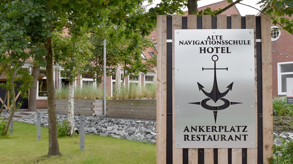Noch hat das Restaurant Ankerplatz in Westrhauderfehn geöffnet. Wie lange noch, das ist jedoch offen. Der Landkreis Leer hat die Nutzung untersagt. Foto: Zein