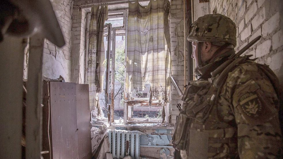 Ein ukrainischer Soldat steht während schwerer Kämpfe an der Front in Sjewjerodonezk in einer zerstörten Wohnung. Foto: Oleksandr Ratushniak/AP/dpa