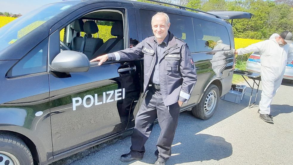Ralf Dietert in Mai 2022 an „seinem“ Polizeiauto - beim Dreh zum neuen Friesland-Krimi. Foto: privat