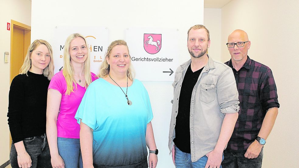 Zum Team der Gerichtsvollzieher in Papenburg gehören (von links) Melanie Arens, Laureen Kossen, Daniela Kotschate, Daniel Bockhorst und Alexander Friebe. Foto: Belling