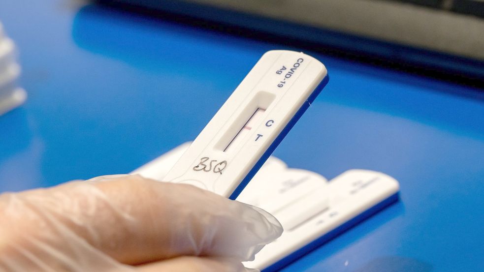 Schnelltests in einem Testzentrum. Foto: Peter Kneffel/dpa