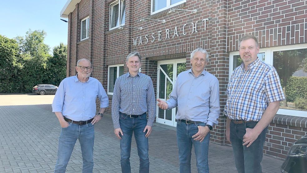 Sie bereiten das Jubiläum der Wasseracht vor (von links): Chronist Martin Pille sowie Wasseracht-Mitarbeiter Ludger Tholen, Geschäftsführer Martin Windhaus und Verbandsvorsteher Norbert Schulte. Foto: Kruse