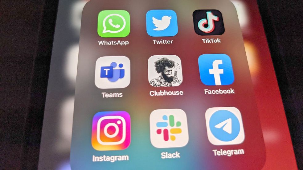 Die Logos der Social-Media-Plattformen und Messenger-Dienste WhatsApp (l-r), Twitter, TikTok, Microsoft Teams, Clubhouse, Facebook, Instagram, Slack und Telegramm sind auf einem Smartphone zu sehen. Foto: Christoph Dernbach/dpa