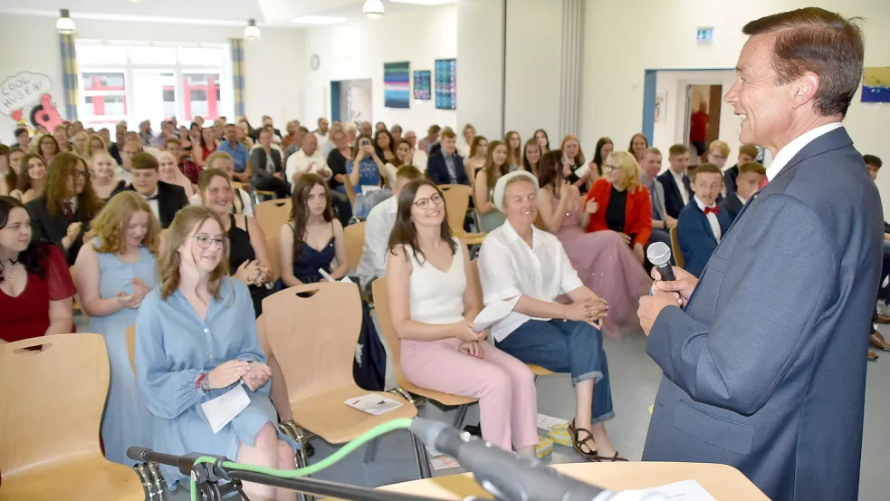 Rainer Bruns, Schulleiter des Schulzentrums Collhusen, begrüßte zur ersten der vier Entlassfeiern die Schüler der Abschlussklassen R 10b und R 10d und deren Eltern in der Schulaula. Foto: Ammermann