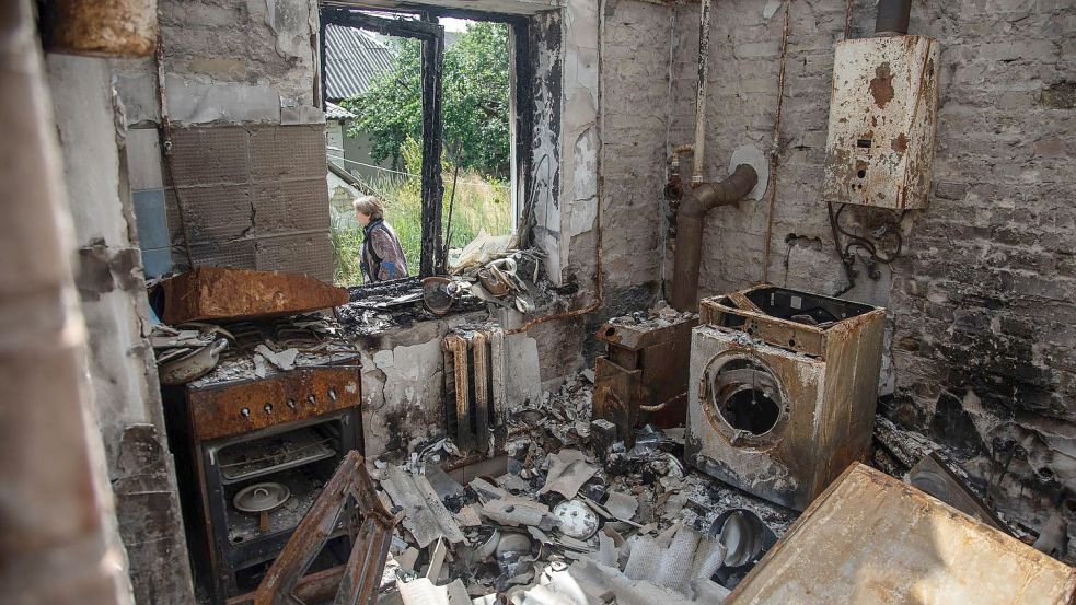 Blick in ein durch russischen Beschuss zerstörtes Wohnhaus in Horenka. Foto: Michal Burza/ZUMA Press Wire/dpa