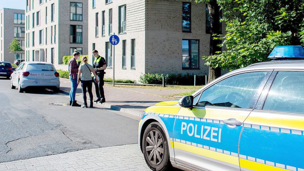 Polizisten inspizierten den Gully, in dem Joe gefunden wurde. Foto: Andre van Elten/dpa