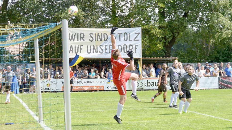 Christian Woortmann zeigte sich im Steenfelder Tor bestens aufgelegt. Diesen Ball lenkte er noch über die Latte. Foto: Weers