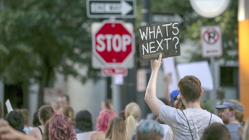 Hunderte von Abtreibungsbefürwortern marschieren durch die Innenstadt von Grand Rapids, Michigan. Foto: Daniel Shular/The Grand Rapids Press via AP/dpa