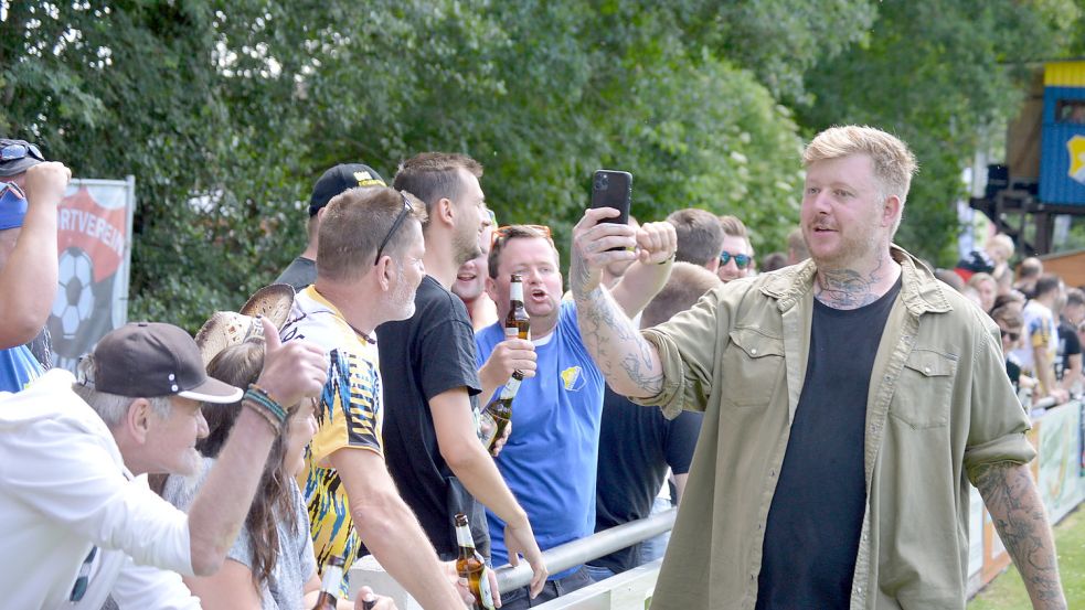 Wilke Zierden war am Samstag ein gefragter Mann in Steenfelde. Er verbrachte – wie hier – viel Zeit damit, die Szenen, die sich auf dem Sportplatz abspielten, mit dem Handy festzuhalten. Fotos: Weers