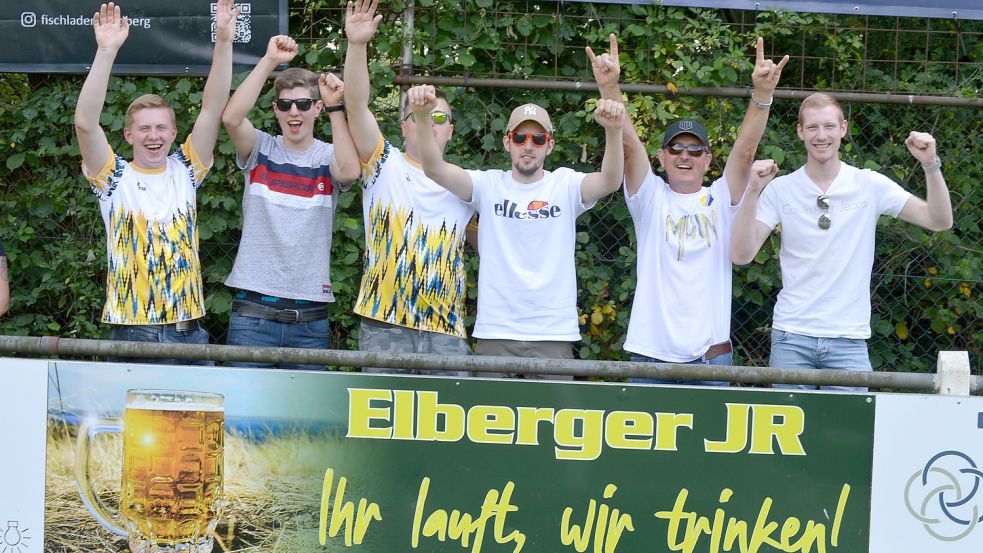 Die Freundeskreis aus Elbergen (Kreis Cloppenburg) bezahlt bei SuS Steenfelde sogar eine Bande (von links): Josef Diekmann, Simon Göddeker, Kai Burke, Lukas Grünloh, Klaus Grünloh und Marcel Hegger.