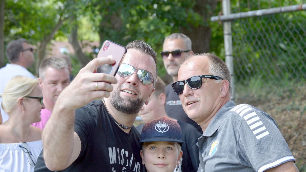 Steenfeldes prominenter Platzwart Udo Tesch (rechts) erfüllte von zahlreichen Fans die Foto- und Autogrammwünsche.