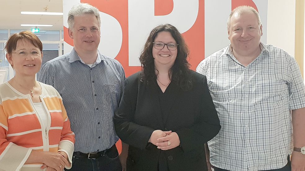 Sie stehen für die kommenden zwei Jahre an der Spitze des SPD-Kreisverbands Leer: Anke Schlingmann (von links), Florian Stoye, Anja Troff Schaffarzyk und Johann Nordbrock. Es fehlen Laura Kruse, Jürgen Köpke und Nico Bloem. Foto: Mielcarek