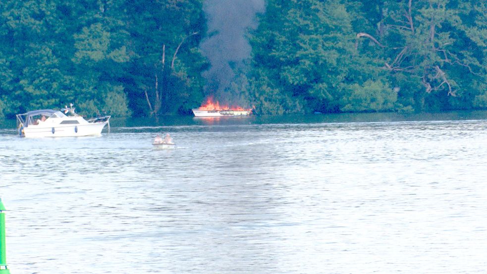 Das Boot steht in Flammen. Foto: Michael Brockmöller