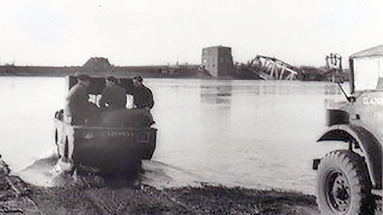 Das Bild vom 13. Februar 1946 zeigt kanadische Soldaten, die mit Spezialfahrzeugen bei der zerstörten Friesenbrücke über die Ems setzen wollen. Foto: GA-Archiv