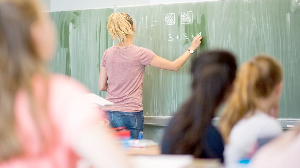 In Niedersachsen herrscht akuter Lehrermangel. Am Montag hat die Landesregierung vorgestellt, wie sie das ändern will. Foto: Julian Stratenschulte/dpa