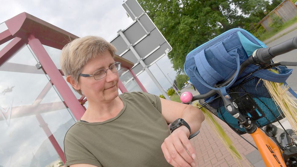Warten auf die Abfahrt: Der Fahrplan-Takt lässt im Wohnort von Melanie Röben in Moormerland zu wünschen übrig. Foto: Ortgies