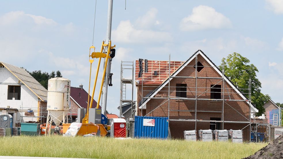 Im Baugebiet Rhauderfehn-Mitte wird seit Jahren kräftig gebaut (Foto). Im neuesten Abschnitt haben nun aber deutlich mehr Bauherren als sonst ihre Grundstücke wieder zurückgegeben. Foto: Zein